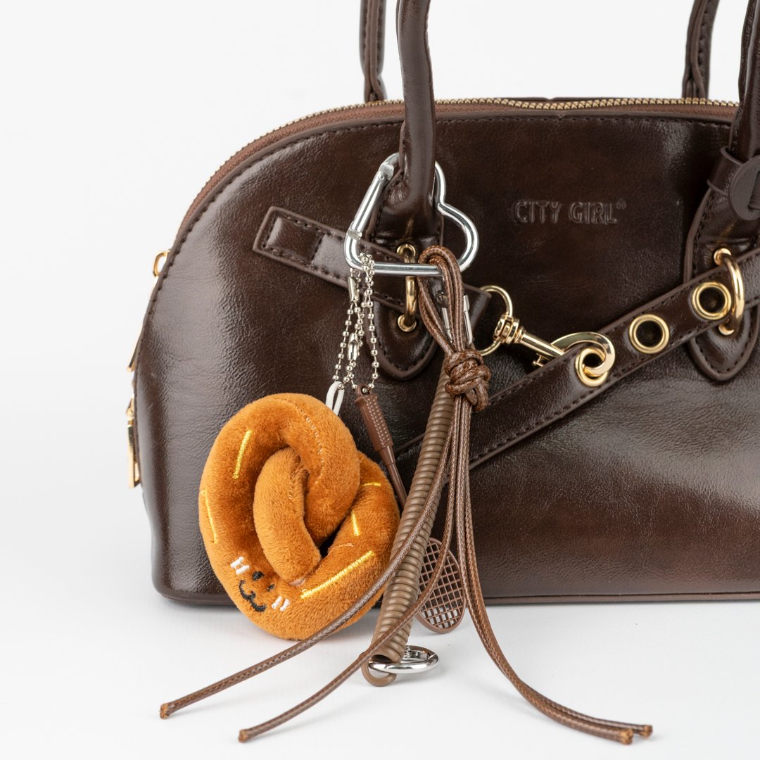 LLAVERO CHARM PRETZEL CITY GIRL